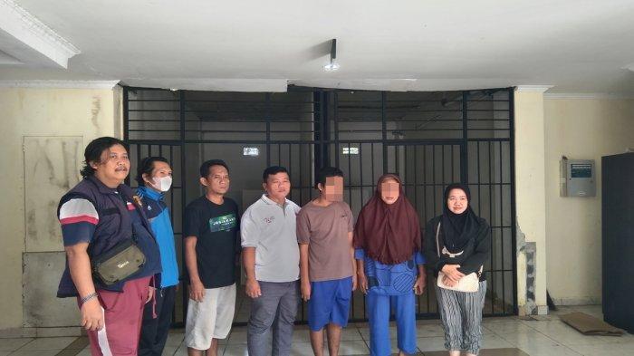 M dan orang tuanya ketika dibawa ke panti rehabilitasi Dinas Sosial Pemkot Prabumulih.