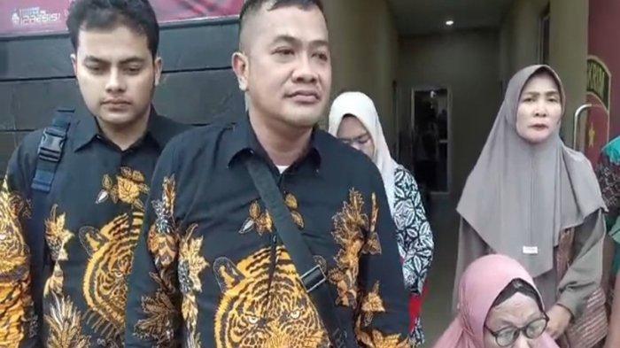 Didampingi Kuasa Hukumnya, nenek Hj Kannut (77) mendatangi Polda Sumsel guna memenuhi panggilan penyidik sebagai terlapor, Kamis (27/6/2024).