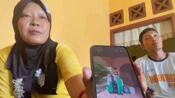 Nenek korban dan paman korban menunjukkan foto korban (kanan) di layar ponsel, Jumat (27/9/2024)