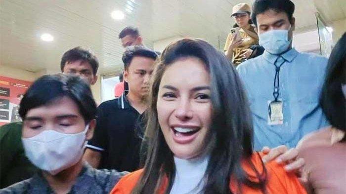 NIKITA MIRZANI SANTAI DITAHAN - Nikita Mirzani tampak santai, ia berlenggak lenggok layaknya seorang model sambil menggerakkan tangannya. Ia mengucapkan ini.