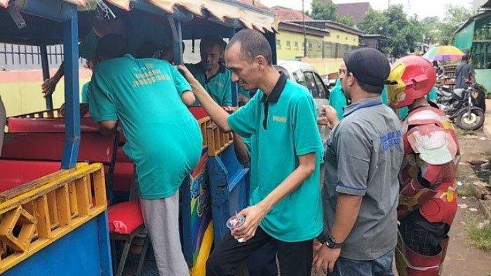 ODGJ diantar menggunakan kendaraan odong-odong ke TPS di Bekasi