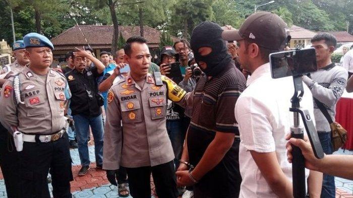 Oknum anggota Polsek Pusakanagara Polres Subang saat ditanya Wakapolres Subang seusai konferensi pers di halaman Mapolres Subang, Rabu (6/12/2023).