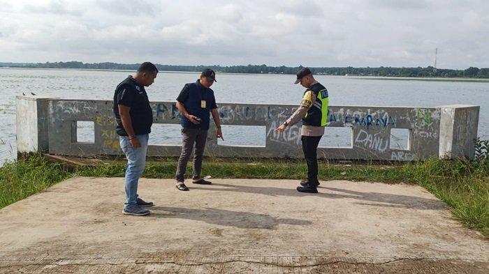 Polisi melakukan olah TKP begal sadis di jalan menuju Tanjung Senai, Ogan Ilir, Sabtu (3/2/2024) yang menewaskan Mahasiswi Unsri.