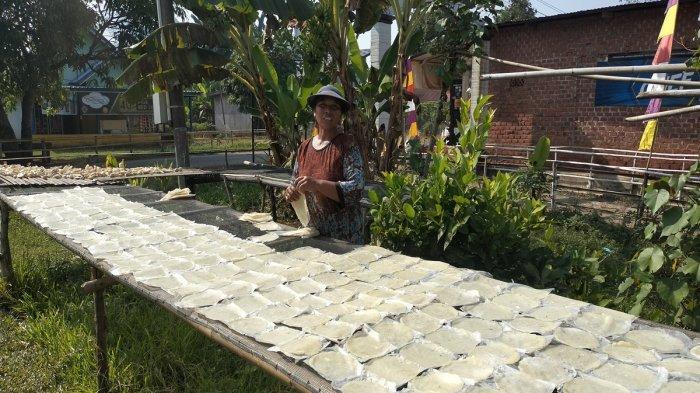 Yuni salah seorang pengrajin opak di Desa M Sitiharjo Kecamatan Tugumulyo, Musi Rawas.