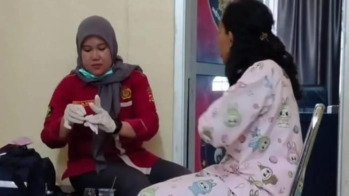 DS (33) diamankan di Mapolres OKU Selatan, setelah melakukan tindak penggelapan motor pada pria berinsial A (33), Minggu (20/7/2025).