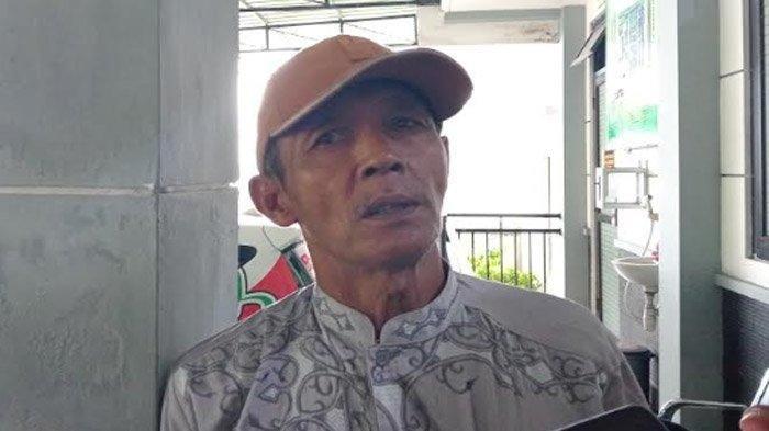 Suwari (64), paman,PRA (19), gadis asal esa Sebani, Kecamatan Sumobito, Kabupaten Jombang saat ceritakan keponakannya ditemukan tewas,  Rabu (12/2/2025). Suwari (64), paman korban, mengungkapkan bahwa PRA merupakan anak dari pasangan Misman (60) dan Wiwit.