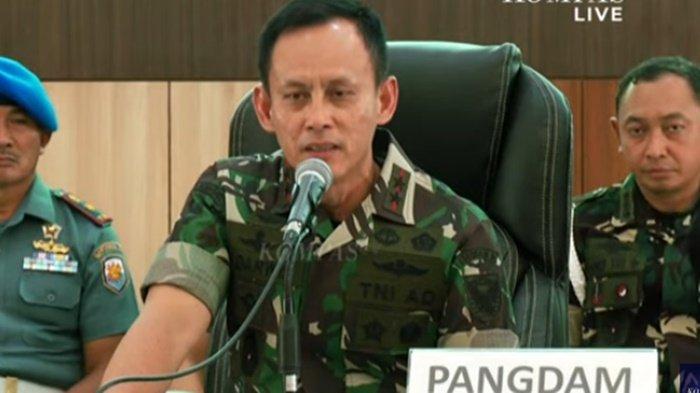 PERS RILIS PENEMBAKAN POLISI. Tangkap layar Panglima Kodam II/Sriwijaya Mayor Jenderal TNI Ujang Darwis ungkap status dua oknum TNI yang diduga terlibat penembakan terhadap tiga anggota polisi maish berstatus saksi, pada Rabu, (19/3/2025).