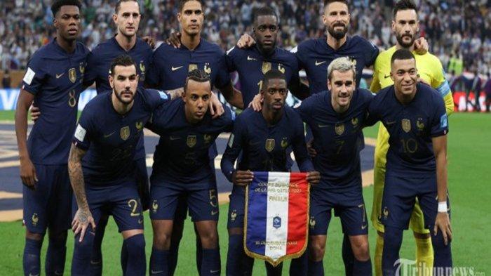Para pemain Prancis berpose untuk foto tim menjelang pertandingan sepak bola final Piala Dunia Qatar 2022 antara Argentina dan Prancis di Stadion Lusail di Lusail, utara Doha pada 18 Desember 2022.