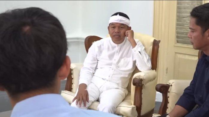 ADUAN WARGA OKI- Pasangan suami istri asal Kayu Agung, Kabupaten Ogan Komering Ilir (OKI) bersama putranya meminta bantuan Dedi Mulyadi masukan putranya ke Barak