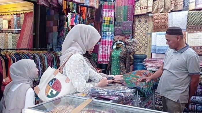 Wisatawan belanja kain songket dan jumputan di Pasar Kito Komplek Ilir Barat Permai, Palembang, Sumatera Selatan.