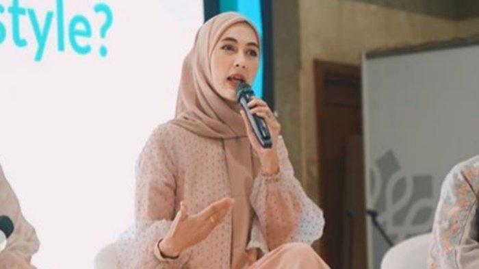 Paula Verhoeven hanya bisa memasrahkan diri setelah dibombardir isu perselingkuhan dengan seorang pria disebut teman dekat Baim Wong sendiri.