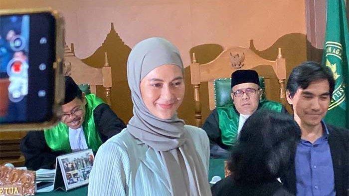 Paula Verhoeven merasa tersiksa lantaran dipersulit untuk bertemu anak-anaknya, Kiano dan Kenzo. hanya diperbolehkan bertemu di kantor