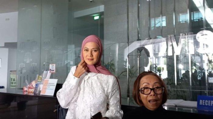 PAULA SOAL HUBUNGAN DENGAN NIKO - Paula Verhoeven sambangi gedung Komisi Yudisial di kawasan Jakarta Pusat, Kamis (17/4/2025).  Paula Verhoeven akhirnya buka suara soal hubungannya dengan Niko hingga diduga jadi pemicu cerai dengan Baim Wong.