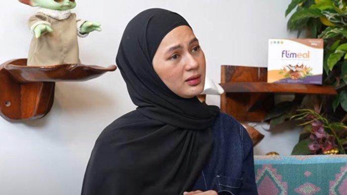 PAULA SOAL RUMAH TANGGA - Paula Verhoeven tak kuasa menahan tangisnya saat menceritakan rumah tangganya dengan Baim Wong retak.