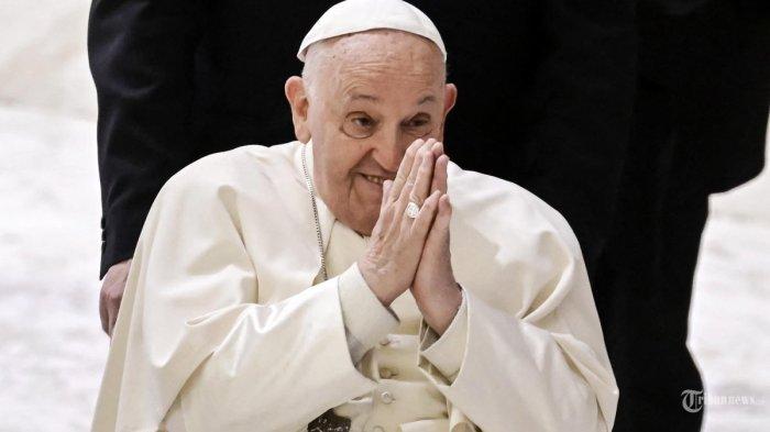 PAUS FRANSISKUS MENINGGAL DUNIA - Paus Fransiskus hadir dalam peringatan hari raya Paskah di Basilika Santo Petrus, Kota Vatikan, Minggu (20/4/2025). Paus Fransiskus sebelum meninggal dunia masih menghadiri misa Paskah di Lapangan Santo Petrus, Vatikan, Minggu (20/4/2025).