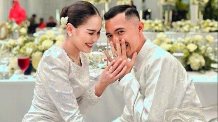 Pedangdut Ayu Ting Ting kini tengah jadi sorotan publik lantaran dikabarkan kandas dengan kekasih TNI, Lettu Fardhana.