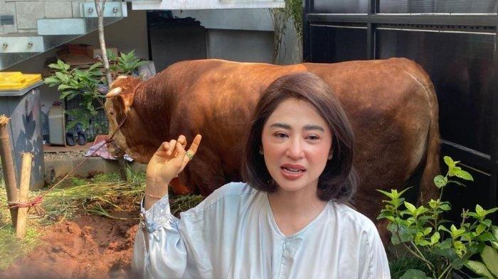 Pedangdut Dewi Perssik kini memilih menyembelih hewan kurbannya di kediamannya sendiri dalam rangka perayaan Idul Adha 1445 H 2024.