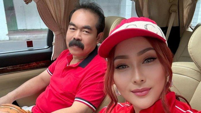 Pedangdut Inul Daratista dan suaminya, Adam Suseno. Inul menyampaikan kegeramannya terhadap wasit Ahmed AL Kaf atas kontroversinya memimpin laga Timnas Indonesia vs Bahrain