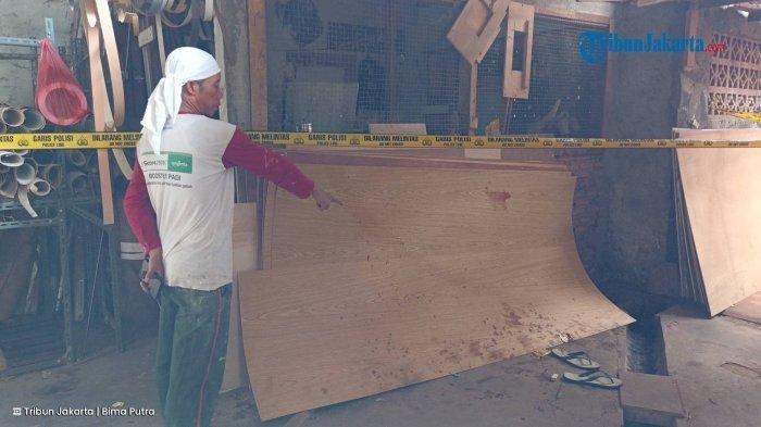 TKP PEMBUNUHAN PEGAWAI MEBEL - Area produksi mebel tempat Bait dibunuh terduga pelaku berinisial RY yang merupakan rekan kerjanya, Ciracas, Jakarta Timur, Minggu (2/2/2025). Pilunya, pembunuhan itu disaksikan oleh anak laki-laki korban berinisial FZ (13) langsung menjerit histeris
