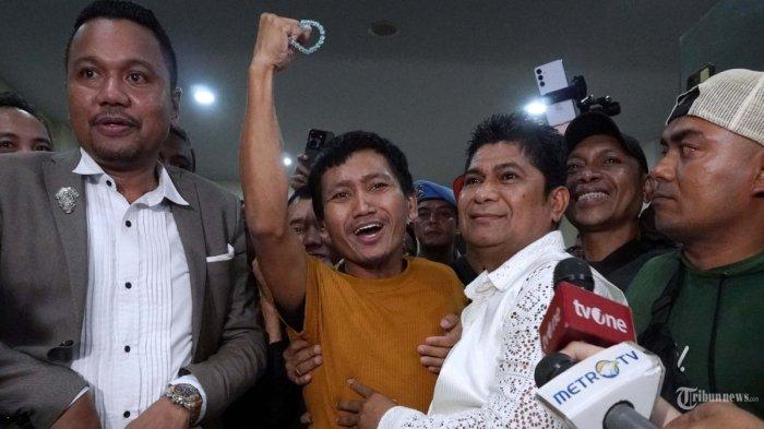 Pegi Setiawan didampingi orang tuanya, Kartini dan Rudi Irawan serta kuasa hukumnya memberikan keterangan kepada wartawan setelah bebas dari tahanan, di Gedung Reserse Direktorat Tahanan dan Barang Bukti (Dit Tahti) Polda Jabar, Kota Bandung, Jawa Barat, Senin (8/7/2024). Pegi Setiawan masih ingat jelas momen pertama kali saat dirinya ditangkap pihak kepolisian Polda Jabar. menunggu mantan bosnya setelah menjemput anak