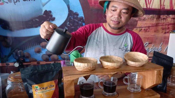 
Pelaku UMKM Sidiq Hanapi, SP M.Sc memberikan contoh cara mengaplikasi inovasi Bambu Drip Kedai Kopi Ulu pada Stasiun Kopi Baturaja.
