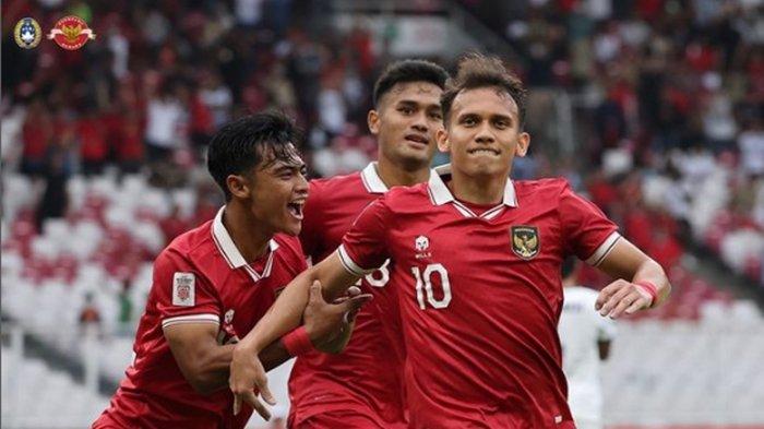 Pemain Timnas Indonesia Egy Maulana Vikri berselebrasi usai mencetak gol ke gawang Kamboja