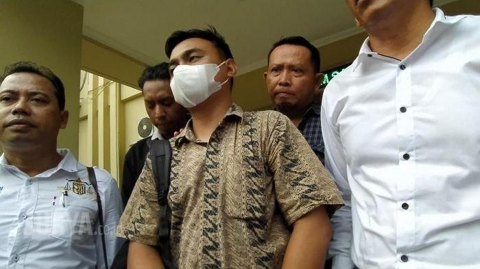 Pemuda berinisial DSP (24) mantan karyawan pabrik UD Sentosa Seal, perusahaan milik pengusaha Jan Hwa Diana yang berlokasi di Kota Surabaya, baru rampung membuat laporan di Gedung SPKT Mapolda Jatim, Senin (21/4/2025).