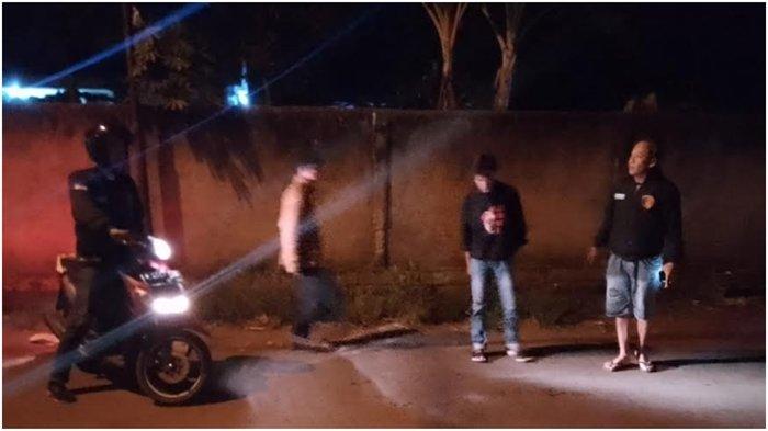 Cekcok berujung maut, seorang pemuda 23 tahun warga Pagaralam tewas ditusuk benda tajam. Tampak anggota Polres Pagar Alam saat melakukan Olah TKP kejadian penusukan yang menyebabkan satu orang tewas di belakang SMAN 1 Pagaralam, Kamis (14/12/2023).