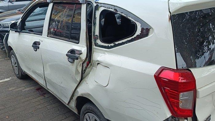 DITANGKAP -- Mobil Sigra yang dipakai oleh pelaku begal saat beraksi kini sudah diamankan di Polrestabes Palembang, Selasa (4/3/2025). Mobil ini sudah dalam kondisi rusak usai terlibat kejar-kejaran dengan polisi.