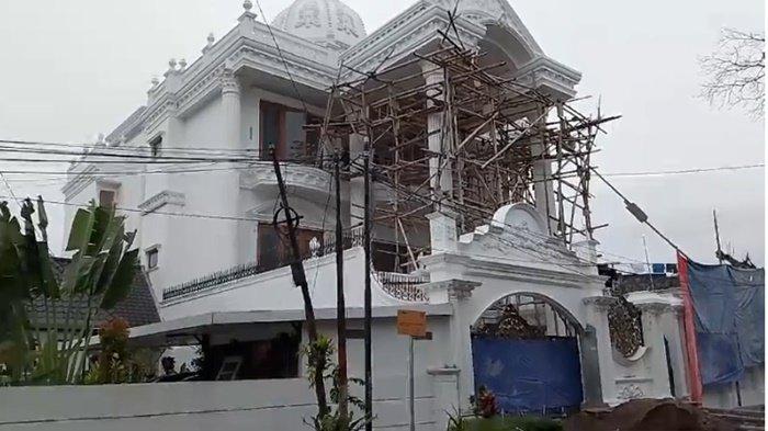 Inilah rumah milik Dedy Mandarsyah, ayah dokter koas FK Unsri Lady Aurellia Pratiwi yang juga Kepala Balai Pelaksanaan Jalan Nasional (BPJN) Kalimantan Barat (Kalbar). Rumah mewah ini berada di Jalan Supeno Kelurahan 26 Ilir Kecamatan Ilir Barat I Kota Palembang.