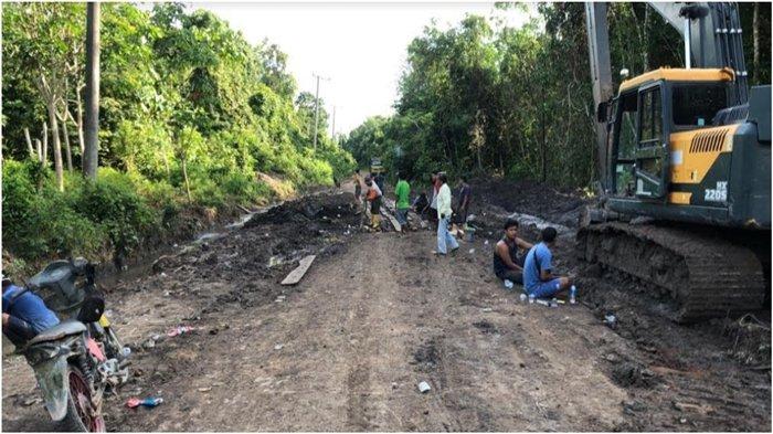 Penampakan jalan penghubung Desa Talang Jaya ke Cengal OKI sebelum dicor beton.