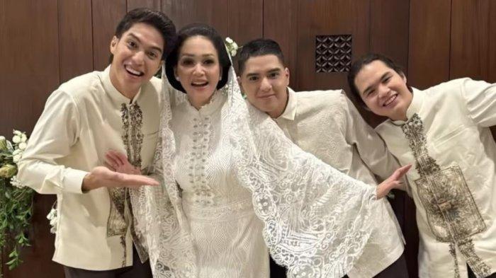 AL GHAZALI MENIKAH - Penampilan Maia Estianty dalam prosesi siraman jelang pernikahan Al Ghazali dan Alyssa Daguise.