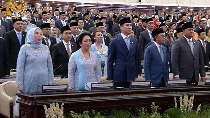 Titiek Soeharto di pelantikan Prabowo-Gibran di Gedung Parlemen DPR/MPR, Minggu, (20/10/2024). Penampilan Titiek disorot memancarkan senyuman serta anggun mengenakan kebaya berwarna biru jelang pelantikan Presiden-Wakil Presiden Prabowo