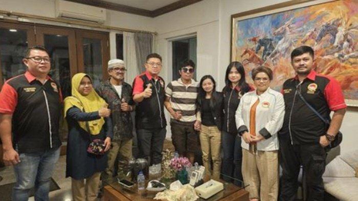 Pengacara  Alvin Lim menantang Pratiwi Noviyanthi menyiram matanya dengan air keras, dengan hadiah Rp3 miliar. Sebut  perkara yang sederhana.