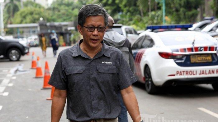 Pengamat politik Rocky Gerung usai memenuhi panggilan kepolisian di Mapolda Metro Jaya, Jakarta Selatan, Selasa (4/12/2018). Rocky Gerung menjalani pemeriksaan sebagai saksi terkait berita bohong penganiayaan Ratna Sarumpaet.