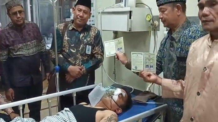 NIKAH DI IGD -- Penghulu dari Kantor Urusan Agama (KUA) Seberang Ulu I melangsungkan akad nikah Ahmad Handa dan istrinya di Rumah saki BARI Palembang, Minggu (11/5/2025). Ahmad adalah calon pengantin pria yang dibacok saat hendak melangsungkan pernikahan di Jalan Panca Usaha.