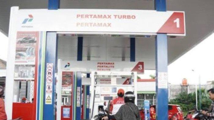 Suasana Pengisian BBM di SPBU - Penggunaan Pertamax di Palembang Meningkat Pasca Diberlakukan Barcode Untuk Pembelian Pertalite