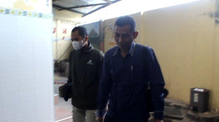 Muhammad Erik, pengasuh Ponpes Hubbun Nabi Muhammad SAW, penuhi panggilan polisi, Selasa (2/7/2024). Pengurus Ponpes Lumajang resmi ditahan dan ditetapkan tersangka karena menikahi seorang gadis di bawah umur berusia 16 tahun tanpa izin orang tuanya.