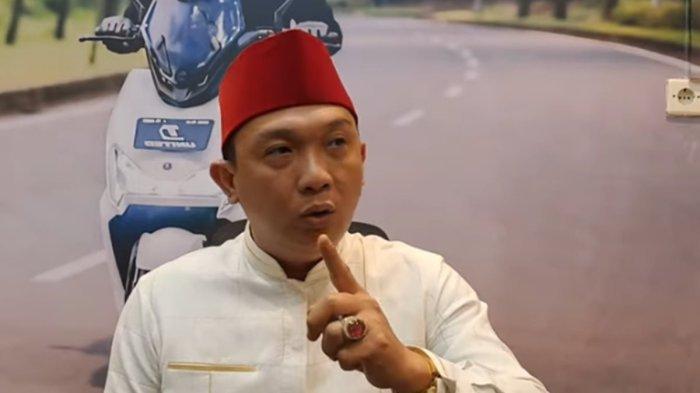 Pengusaha Jhon LBF meminta Agus Salim mencabut laporan Pratiwi Noviyanthi soal dugaan pencemaran nama baik.