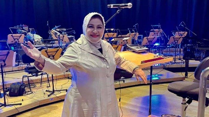 Penyanyi lawas Emilia Contessa sempat dirujuk ke RSUD Blambangan Banyuwangi, sebelum dinyatakan meninggal dunia. mengeluhkan sesak di bagian dada