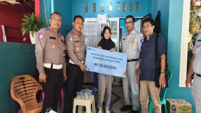 Penyerahan santunan kepada Alda oleh Ditlantas Polda Riau dan Jasa Raharja, Kamis (2/1/2024). Ayah, ibu dan adik dari Alda, menjadi korban tewas dalam kecelakaan tragis di Jalan Hangtuah, Pekanbaru, Rabu (1/1/2025) pagi kemarin.