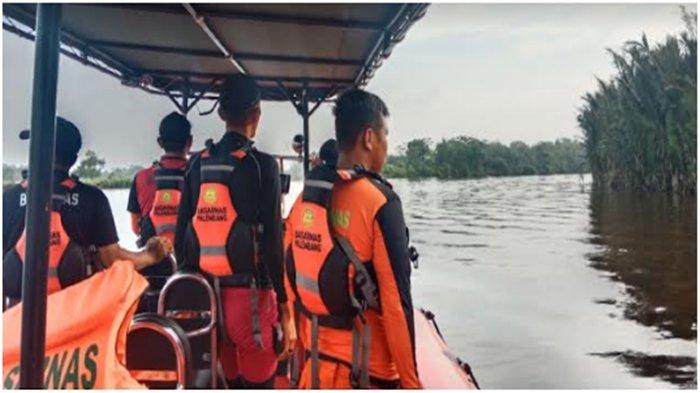 Ibu meninggal, ayah hilang, update kondisi bocah 5 tahun korban perahu getel terbalik di Muara Sugihan Banyuasin. Tim Basarnas Palembang saat melakukan pencarian satu keluarga korban perahu getek terbalik di Muara Sugihan, Senin (26/2/2024).