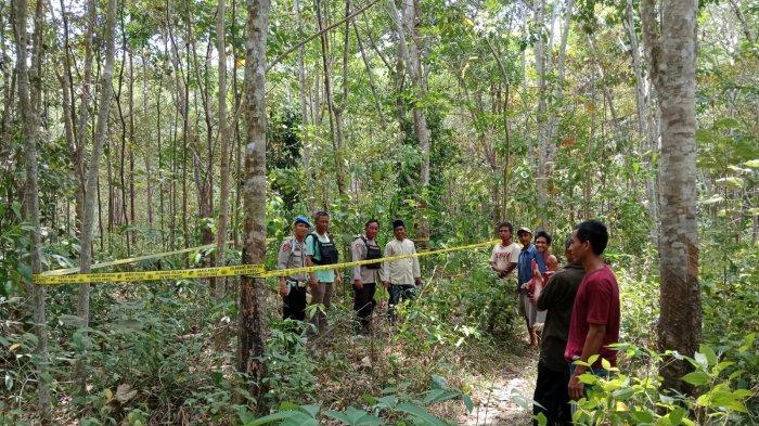 Personil Polsek Muara Lakitan saat melakukan olah TKP tewasnya ibu hamil di kebun karet di Desa Tri Anggun Jaya Kecamatan Muara Lakitan, Musi Rawas.