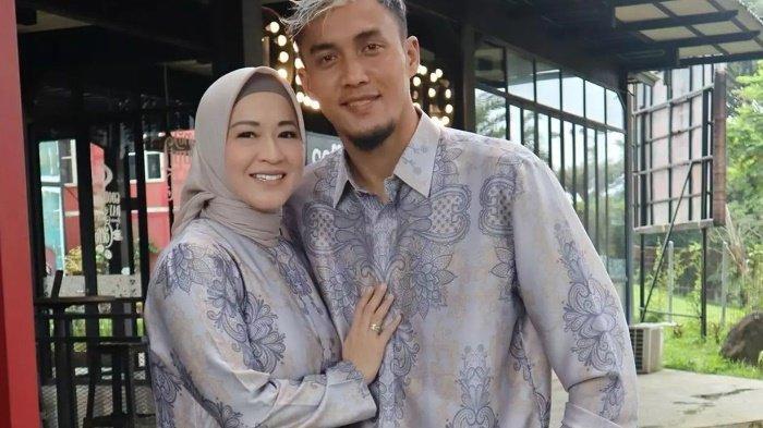 Pesepakbola Gunawan Dwi Cahyo bereaksi usai diterpa isu selingkuh dari sang istri, Okie Agustina. menuliskan terima kasih seolah tertuju pada Okie