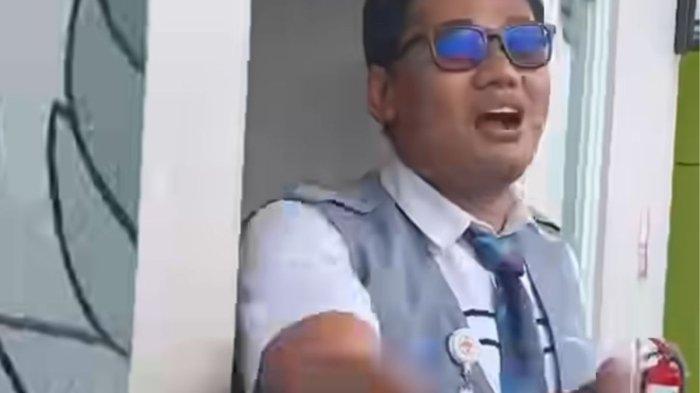PETUGAS VIRAL - Tangkapan layar Petugas Kereta Api Sulsel minta balita tak punya tiket ditinggal di stasiun.
