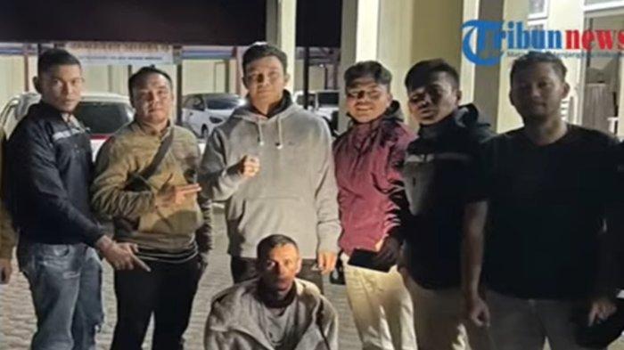 PELAKU COR ISTRI -  Petugas Satreskrim Polres Bener Meriah berhasil menangkap pelaku saat berada di sebuah kebun di Kampung Beranun Teleden, Kecamatan Bandar, Bener Meriah, Jumat (31/1/2025). Pelaku diduga menghabisi nyawa istrinya. Jasad korban dicor di kebun kopi. Pelaku ternyata pemilik kebun kopi tempat jasad korban ditemukan.