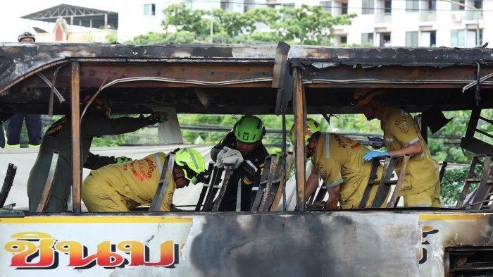 Petugas mengevakuasi jenazah keluar dari bus yang terbakar hari Selasa, 1 Oktober 2024 di Pathum Thani, Thailand. Kecelakaan ini menyebabkan 20 siswa dan 3 guru pendamping meninggal.