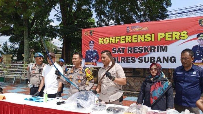 Pihak Polres Subang menunjukan klewang dan parang yang dibawa oleh korban bersama rekannya saat akan melakukan tawuran.