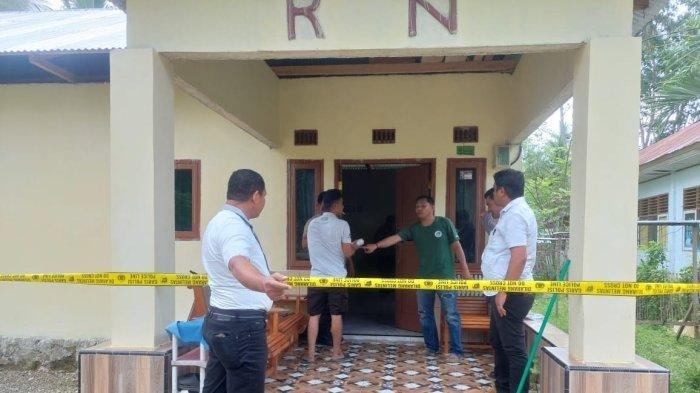 TKP PENIKAMAN: Pihak kepolisian memasang police line di rumah Ronald Entengo, Senin (17/2/2025). Ronald menikam istrinya akibat sakit hati tak diberi uang rokok.