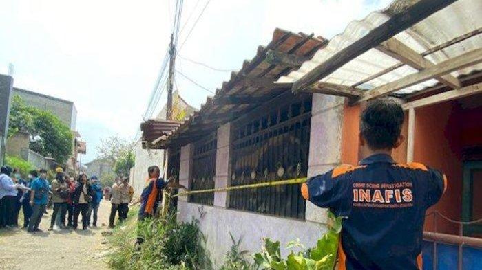 Pihak kepolisian mengamankan sejulan barang bukti di tempat kejadian perkara (TKP) dpenemuan kerangka ibu dan anak.